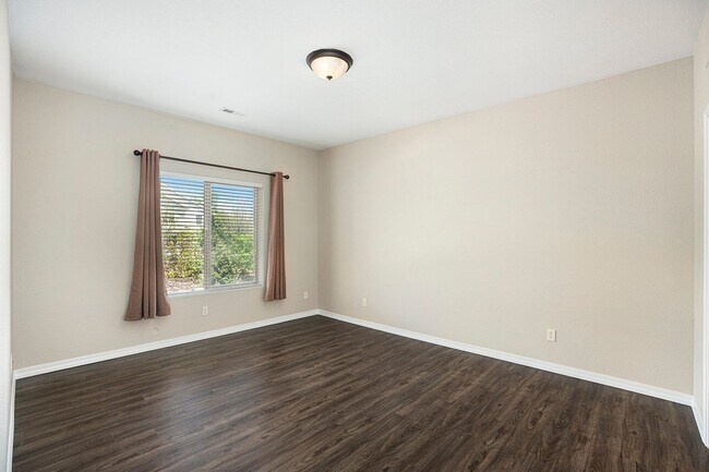 Building Photo - 2 bedroom Townhome near Bear Creek Park