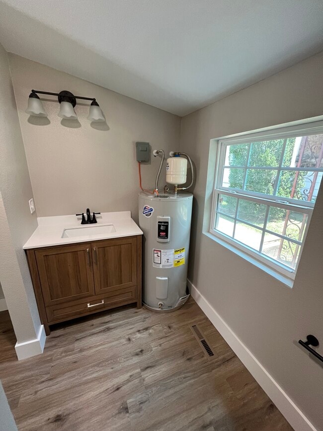 Building Photo - 415 E Jackson St