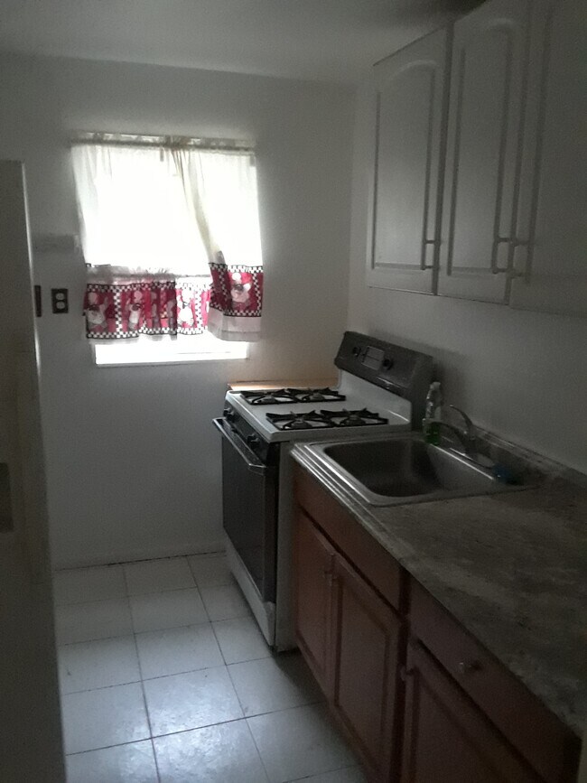 Kitchen - 3236 N Reese St