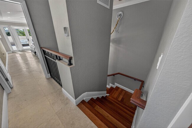 Building Photo - 1215 NE 1st St