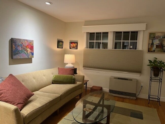 Building Photo - Spacious 2BR/1.5BA Townhouse Available February 15th!!  Great West End Location!!