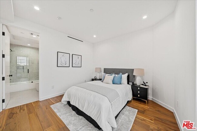 Building Photo - 1327 N Fuller Ave