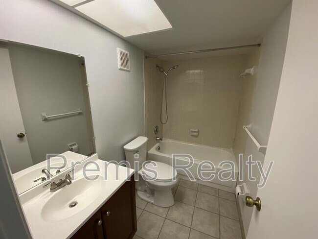 Building Photo - 2360 Maben Cir