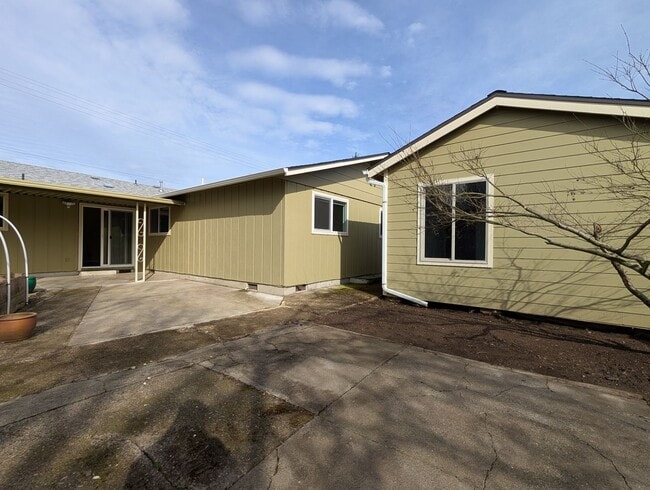 Building Photo - Great 4bed/1.5 bath home with bonus space and additonal storage