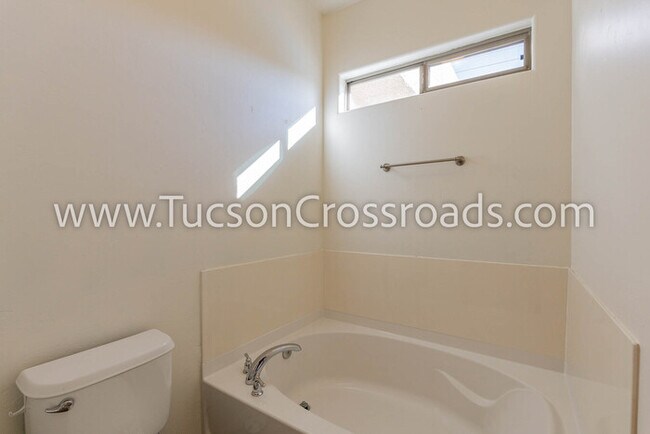 Building Photo - 4 Bedroom / 2 Bathroom Home