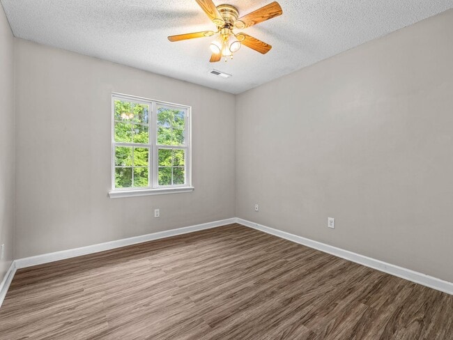 Building Photo - Country Club Area!