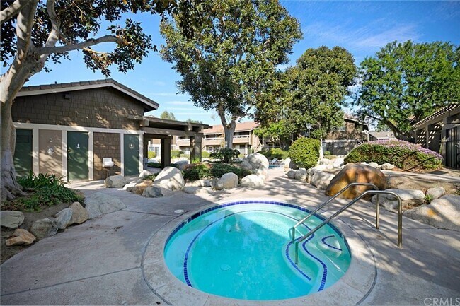 Building Photo - 323 Streamwood-