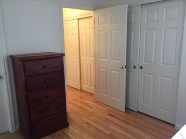 Building Photo - Light-Filled 3bedroom/2bath