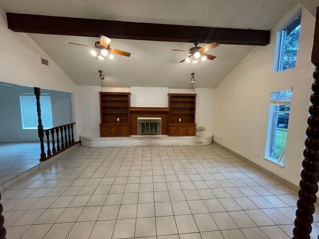 Building Photo - 3/2 Southside 1800 sqft, pet friendly, enc...