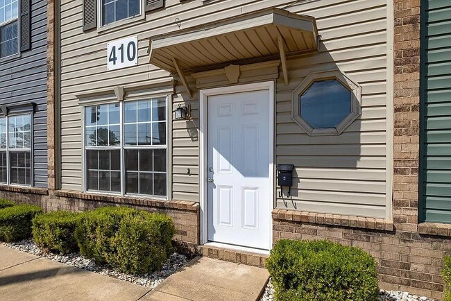 Building Photo - 410 SE J St