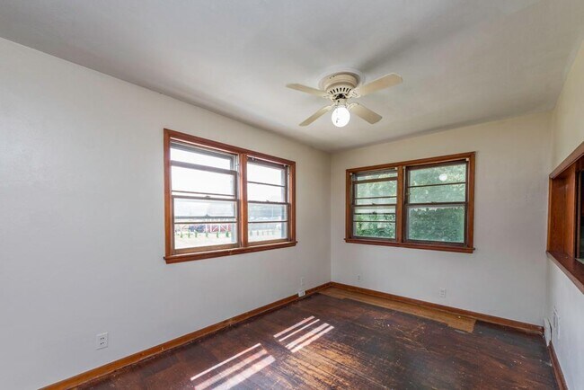 Building Photo - 618 N Oplaine Rd
