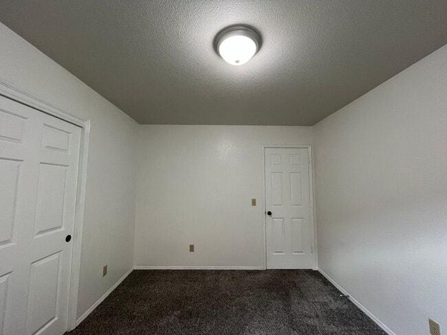 Building Photo - 924 Torrey Pines Dr