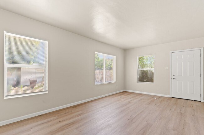 Building Photo - Fully Remodeled Oakland 2 Bed w/ Off-Street Parking & Beautiful Cabinets