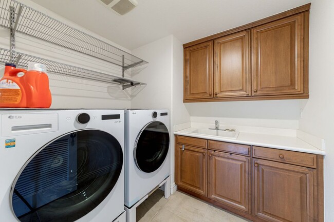 Building Photo - 935 Heron Cir