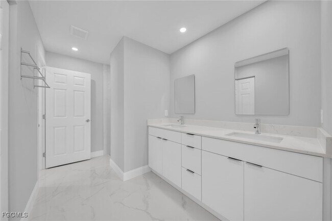 Building Photo - 2913 NW 9th Terrace