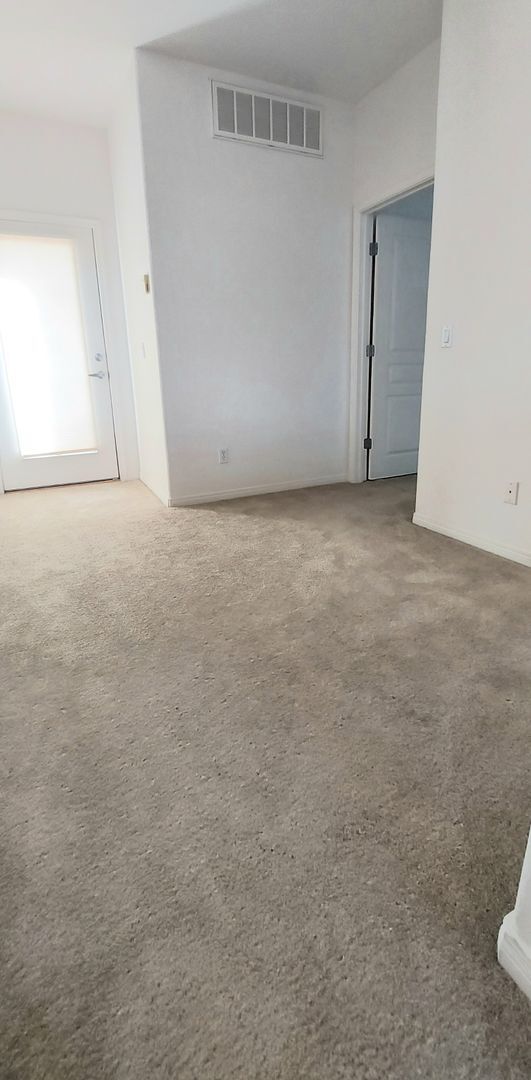 Building Photo - Short term available!! Great location! Dow...