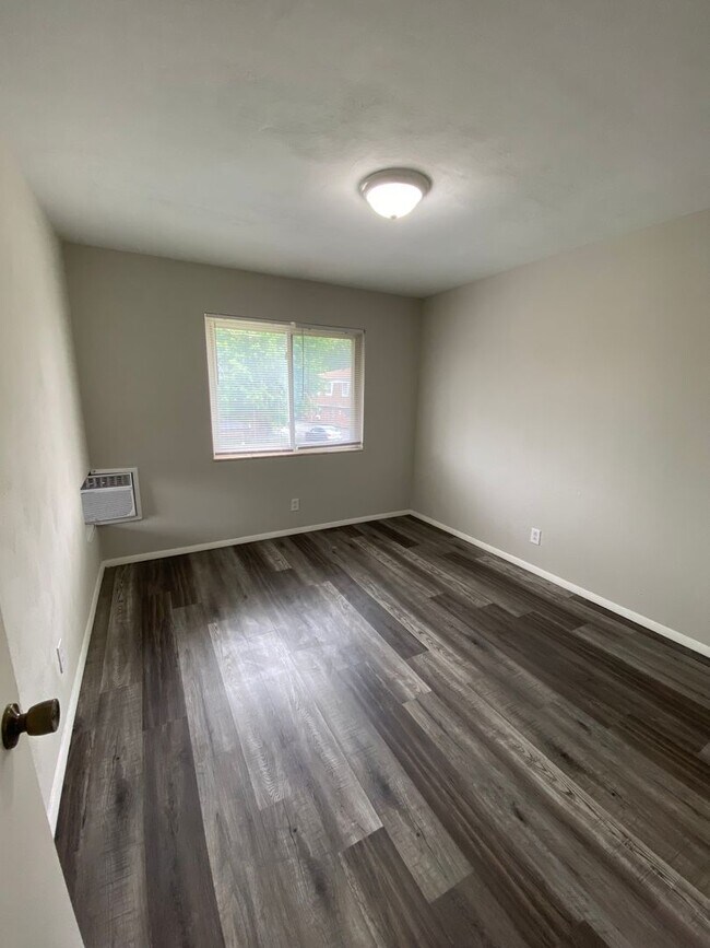 Building Photo - 1 Bedroom Apartment with Washer/Dryer Hook...