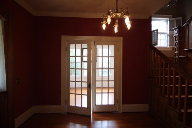 Building Photo - Radford, 5 BR / 2.5 BA, Available in August