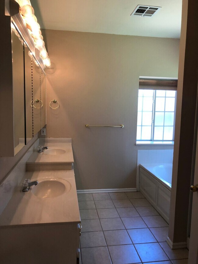 Building Photo - 4 bed in Putnam City! New luxury plank flooring , carpet , paint and new electric range!