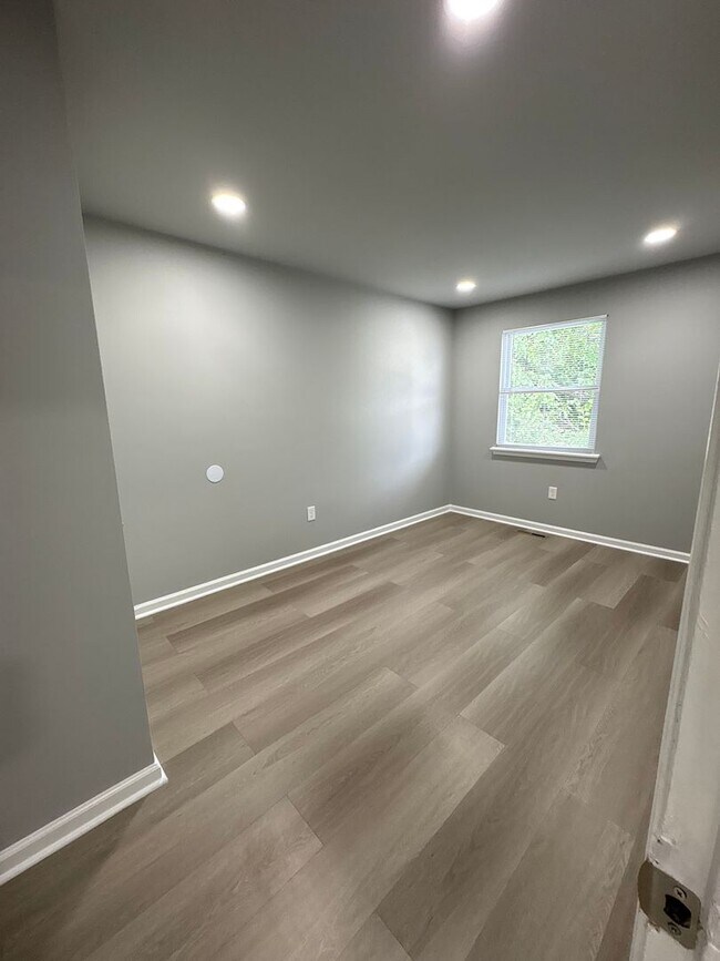 Building Photo - ** 3 BEDROOM TOWNHOME **