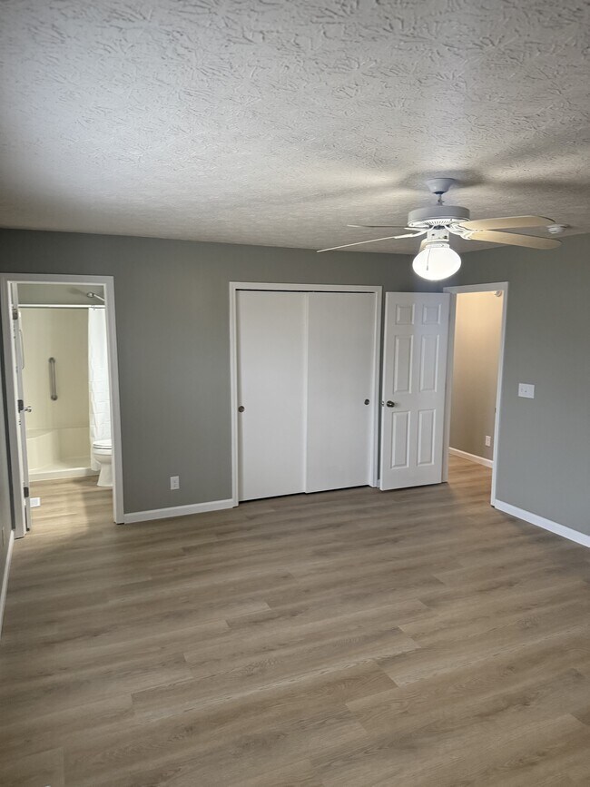 Building Photo - 804 Woodmere Dr