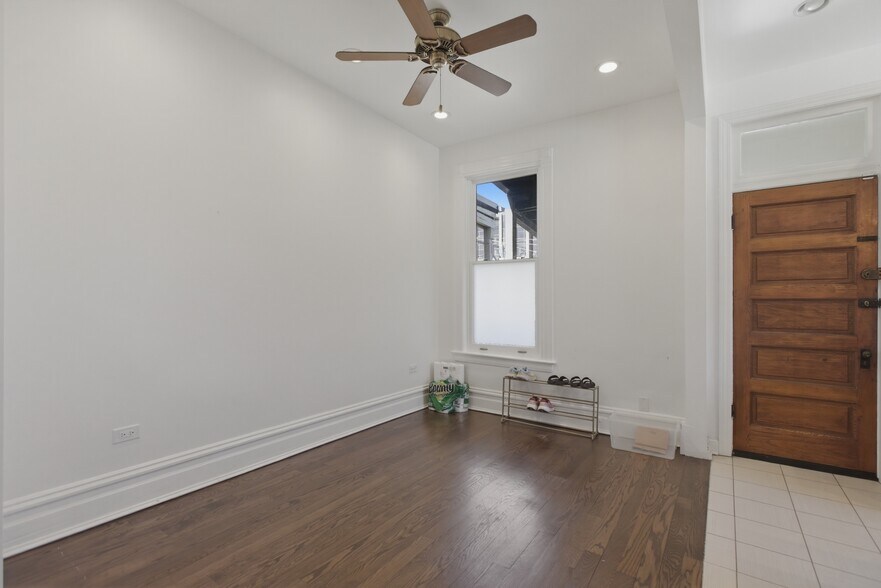 Building Photo - 850 W Oakdale Ave