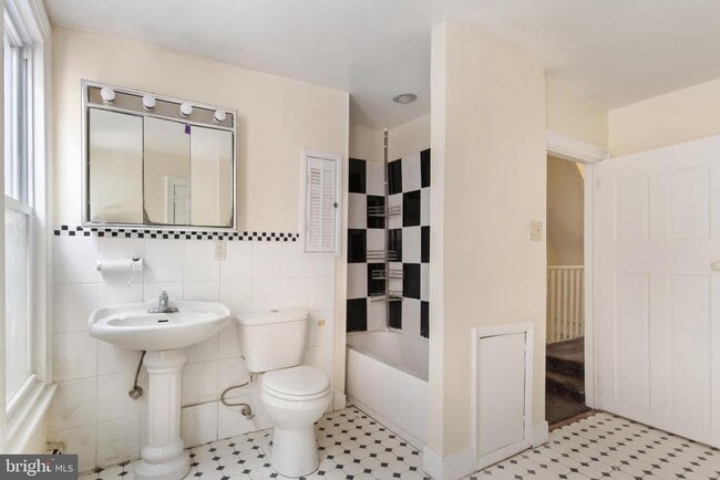 Building Photo - 925 S 46th St