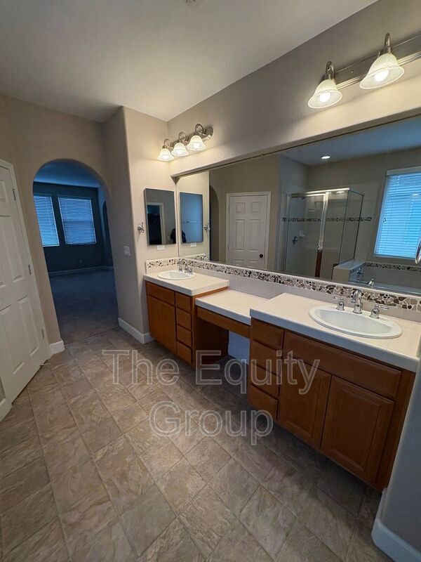 Building Photo - 3116 W Buena Vista Ave
