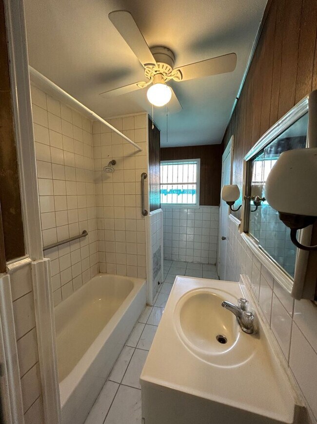 Building Photo - $500 OFF FIRST MONTH'S RENT IF MOVED IN BY...