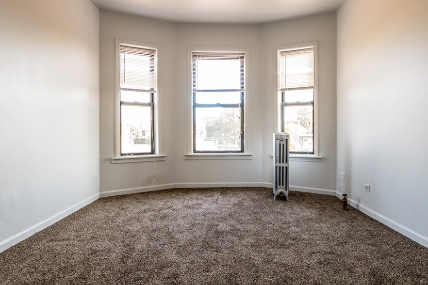 Building Photo - 330 N Pine Ave