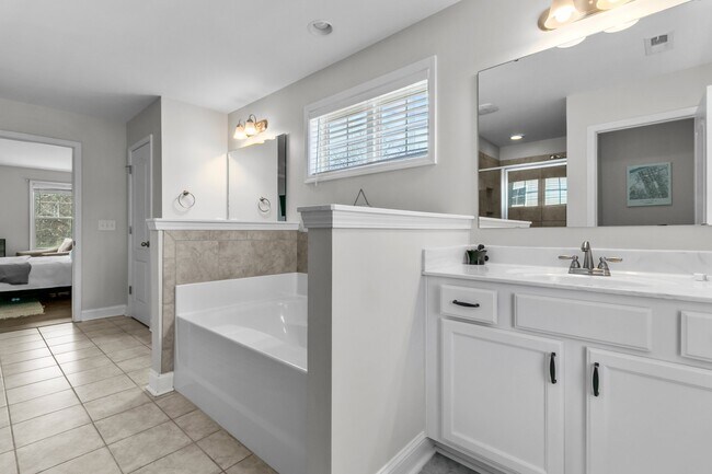 Building Photo - 230 Parrish Ln