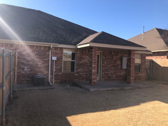 Building Photo - 2 bed 2 bath duplex for rent in Moore near...