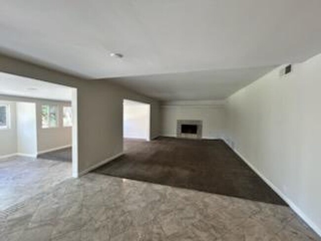 Building Photo - Spacious 5 Bedroom in Mission Viejo!