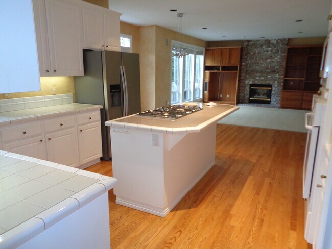 Building Photo - 17083 SW Arbutus Dr