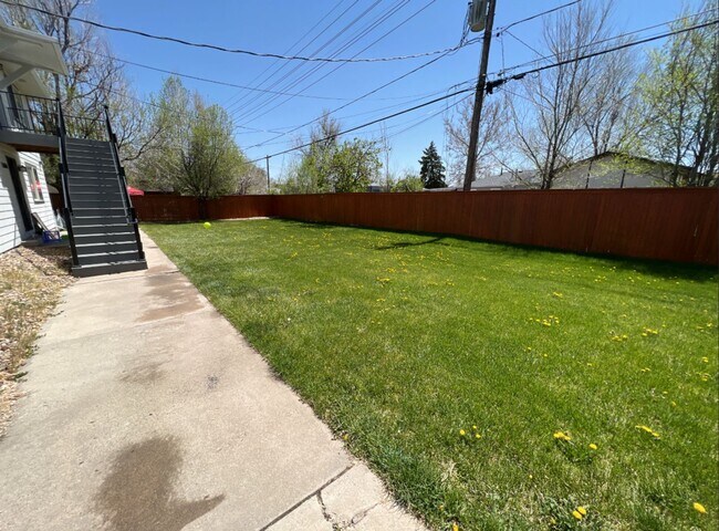 Building Photo - Remodeled 2 Bed 1 Bath Unit Near Children’s Hospital!