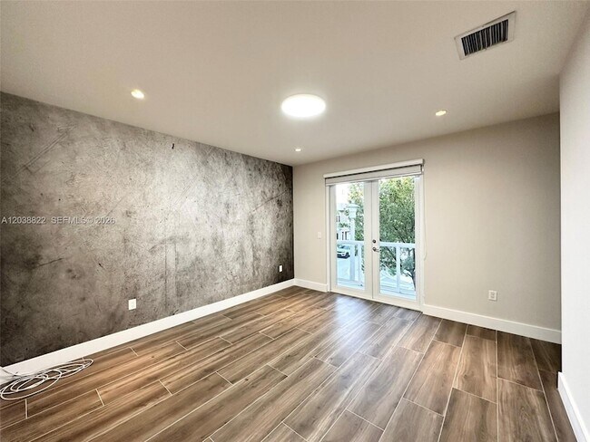 Building Photo - 10560 NW 63rd Terrace