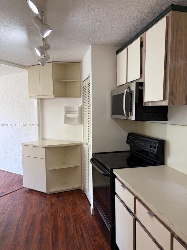 Building Photo - 3100 N Pine Island Rd