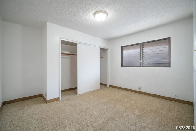 Building Photo - Rarely Available 3-bed/2.5-bath/2-parking Townhouse in Aiea