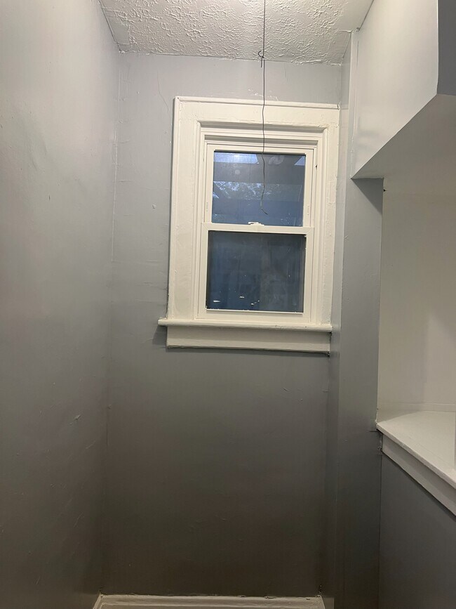 Building Photo - 1341 E Long St