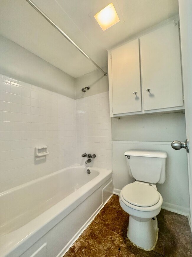 Building Photo - 2006 Sul Ross St