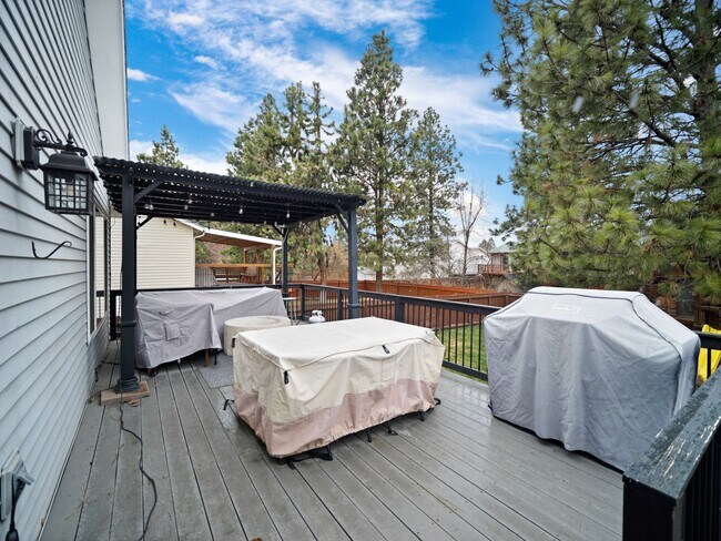 Building Photo - Bright & Comfortable 3 Bedroom Home (Furnished)