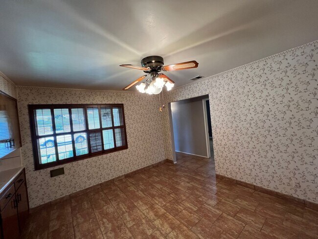 Building Photo - 723 S California St