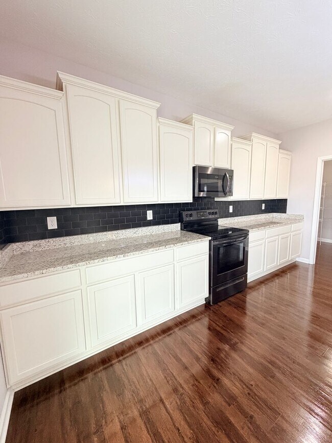 Building Photo - 1618 Woodside Cir