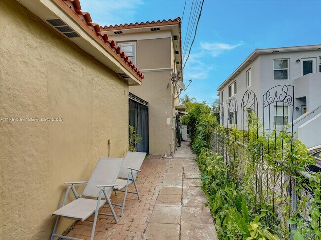 Building Photo - 400 Cadima Ave