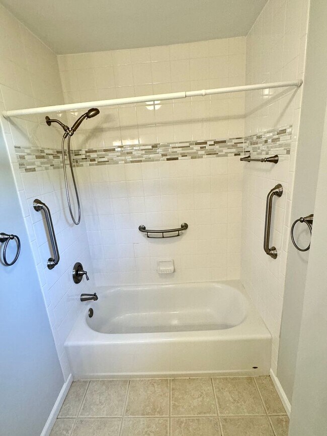 Building Photo - Newly Painted 4BR/2BA house in Pembroke Me...