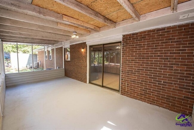 Building Photo - 111 Briarwood Dr