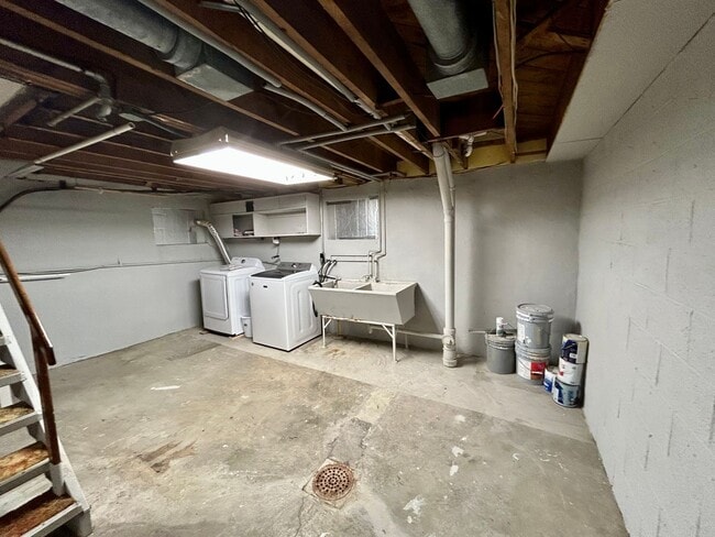 Building Photo - Adorable 3 bedroom 1 bath with garage