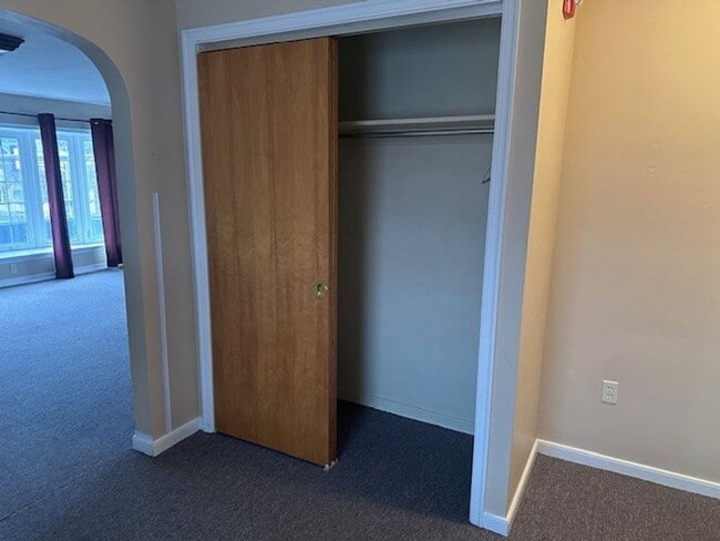 Building Photo - Spacious 2nd floor 3 Bedroom Apartment