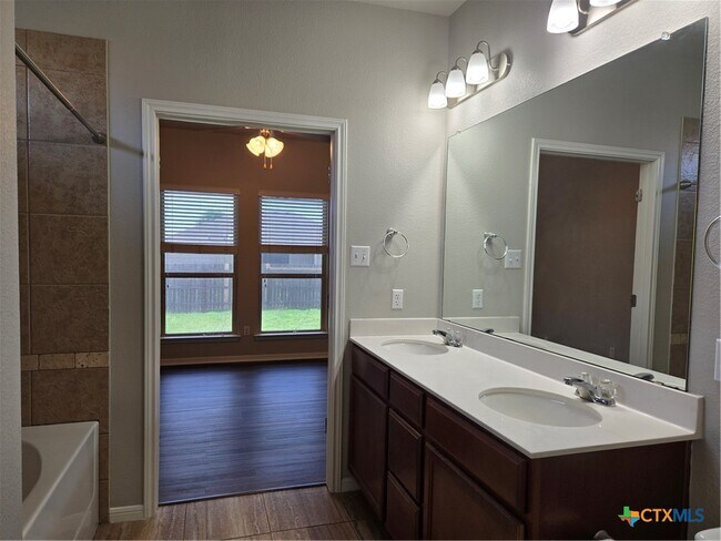 Building Photo - 1214 Jamestown Dr