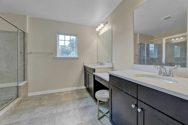 Building Photo - 704 Cottonwood Ct